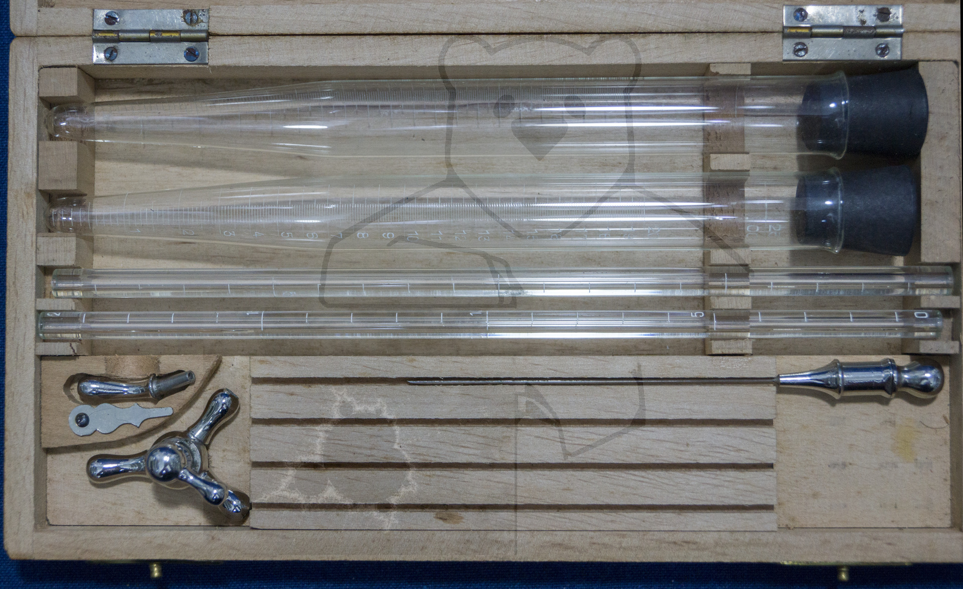 Instrumentenbox zur Lumbalpunktion, um 1930, Kanülen, Auffangbehälter für das Liquor mit Skala, Zweiwege-Hahn